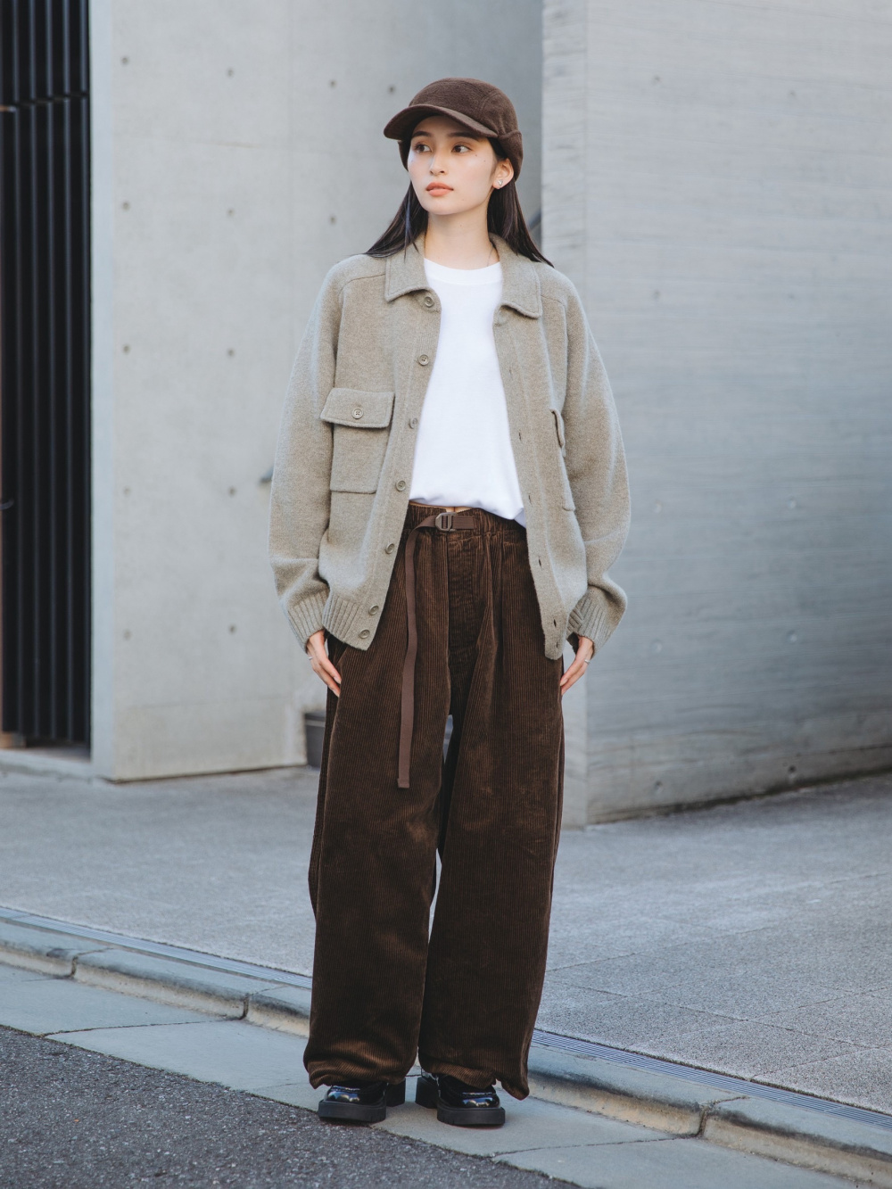 ラムニットジャケット、コットンシャツ/ストライプ」の着用