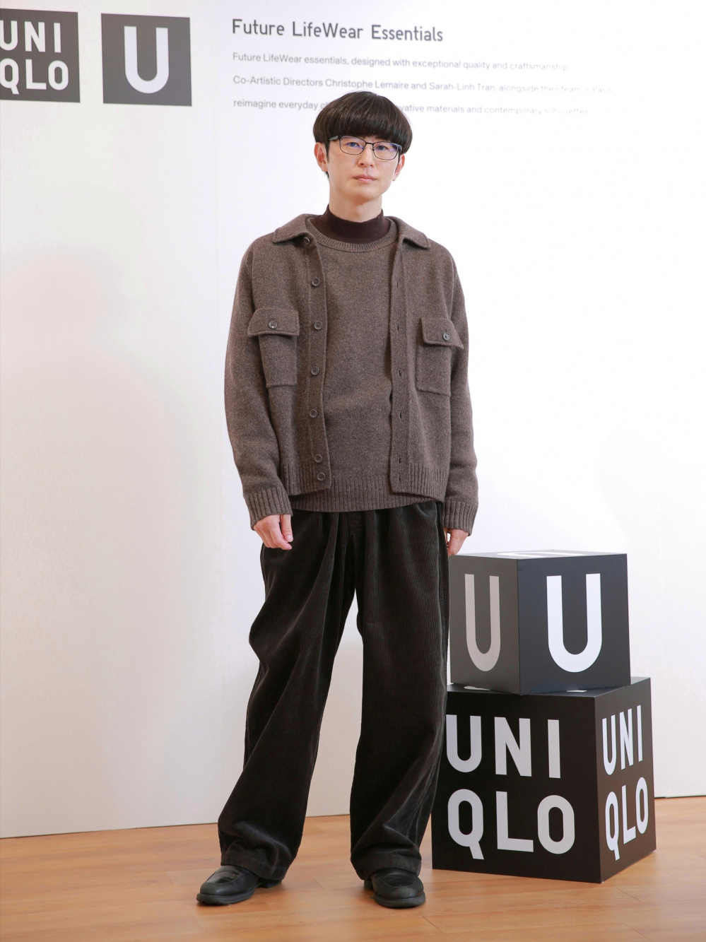 ブラッシュドモックネックTシャツ、ラムニットジャケット」の着用