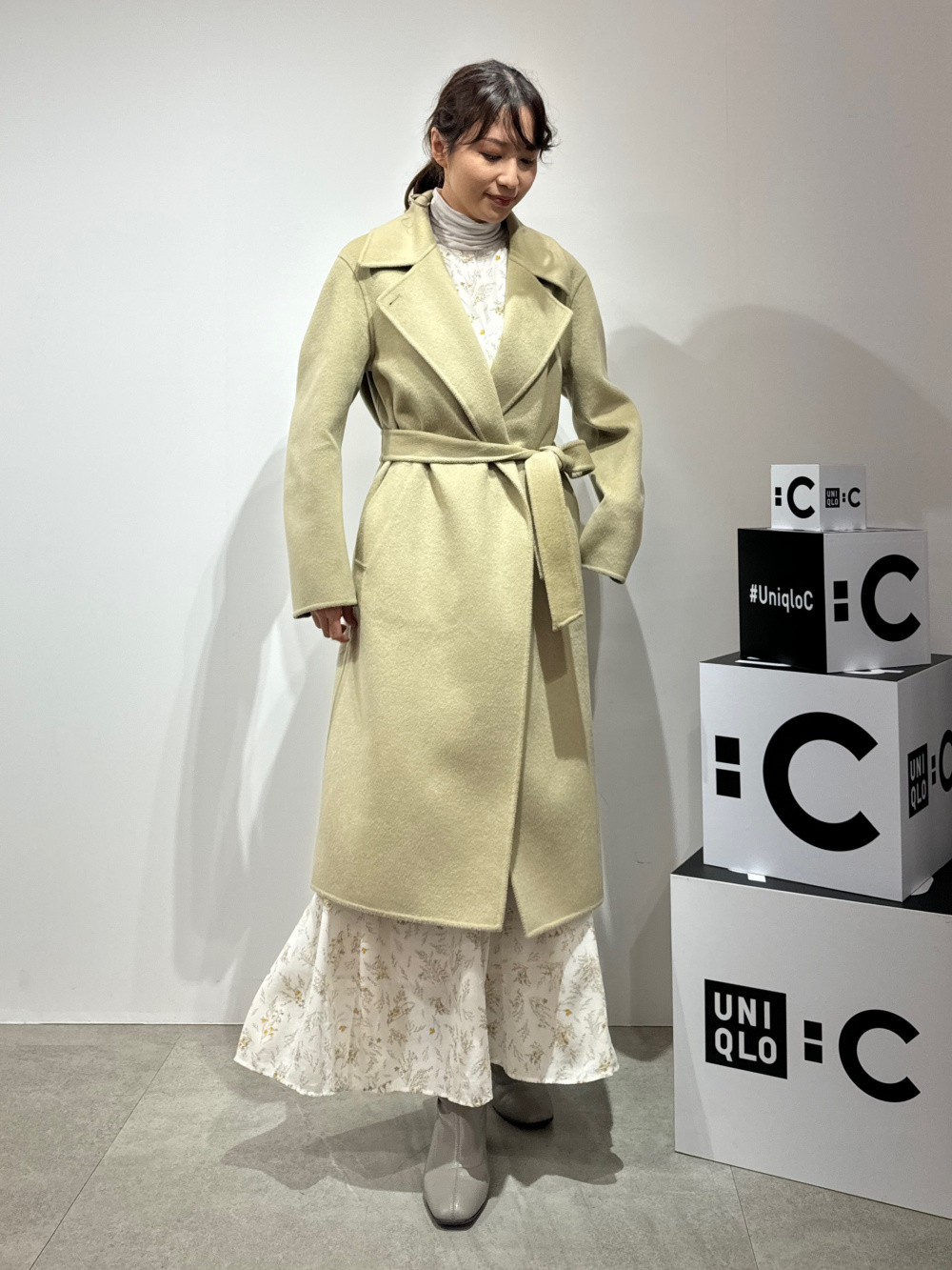 ダブルフェイスラップコート、リラックスVネックセーター」の着用