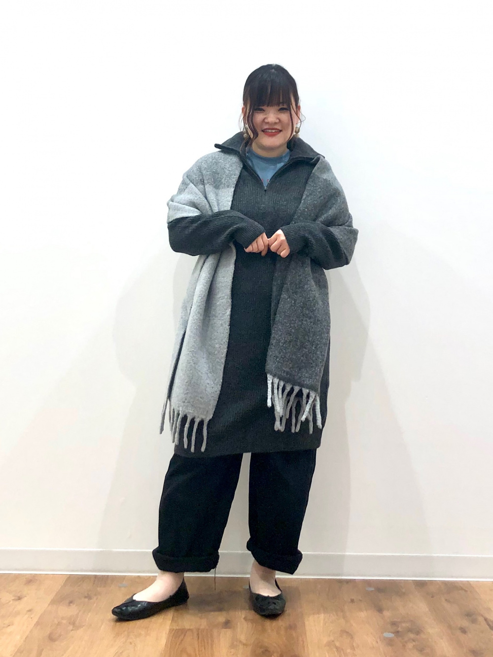 パフテックボリュームパーカ、ドレープシャツ」の着用
