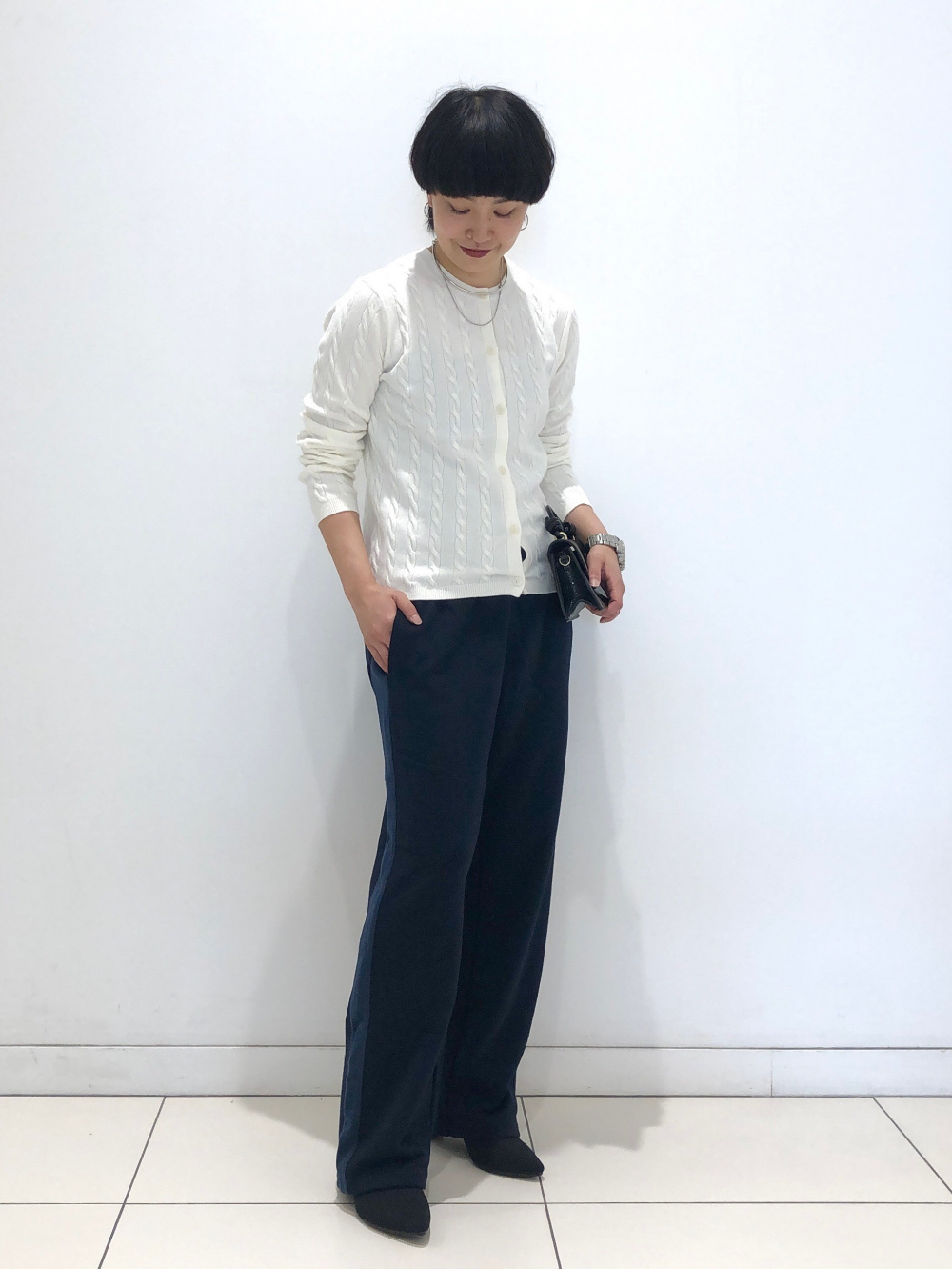 C6939 クルーネックカーディガン×パンツコーデ スウェットパンツ、ケーブルクルーネックカーディガン」の着用