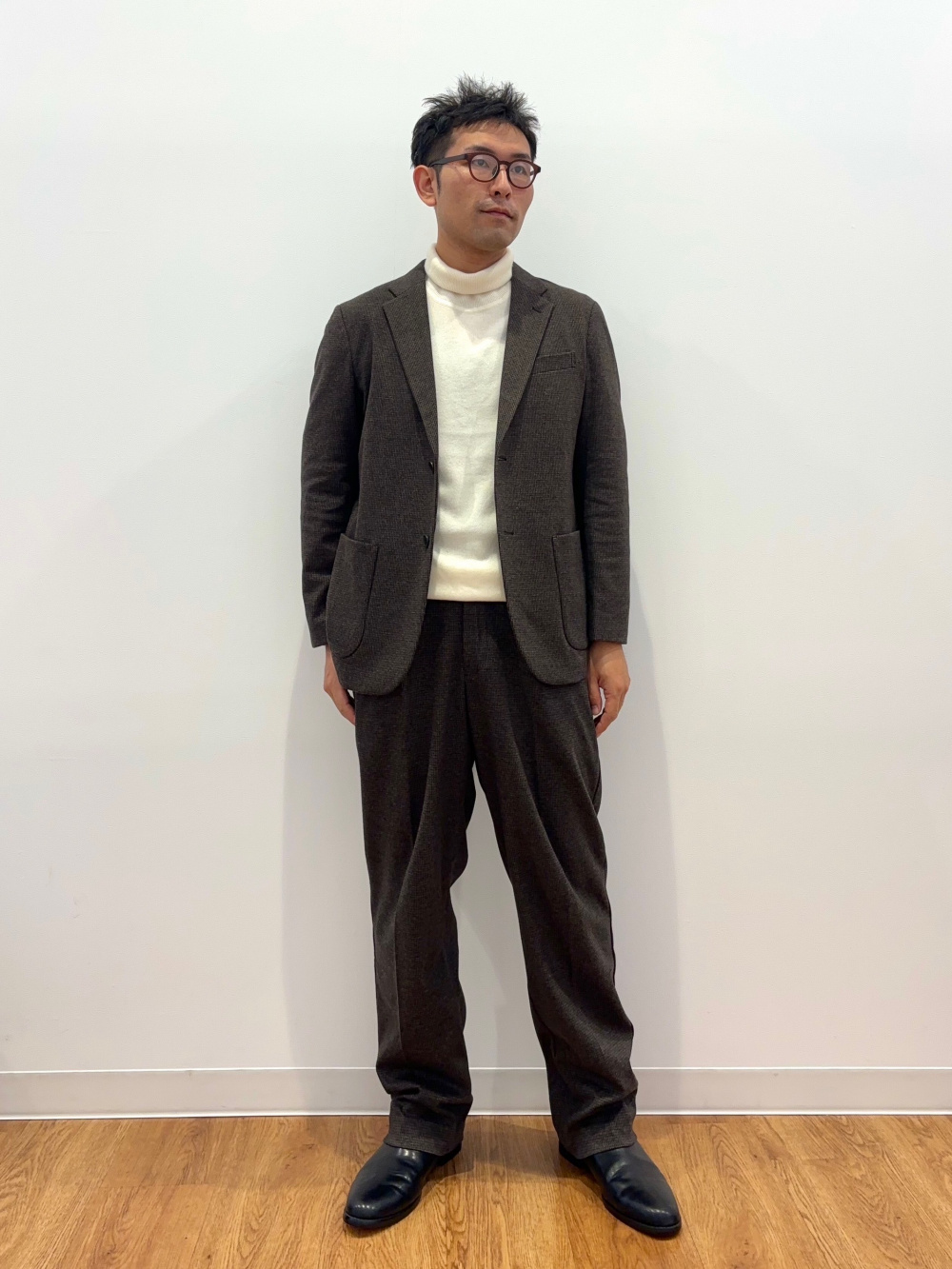 コンフォート2Bジャケット/チドリ、タックワイドパンツ/チドリ」の着用 