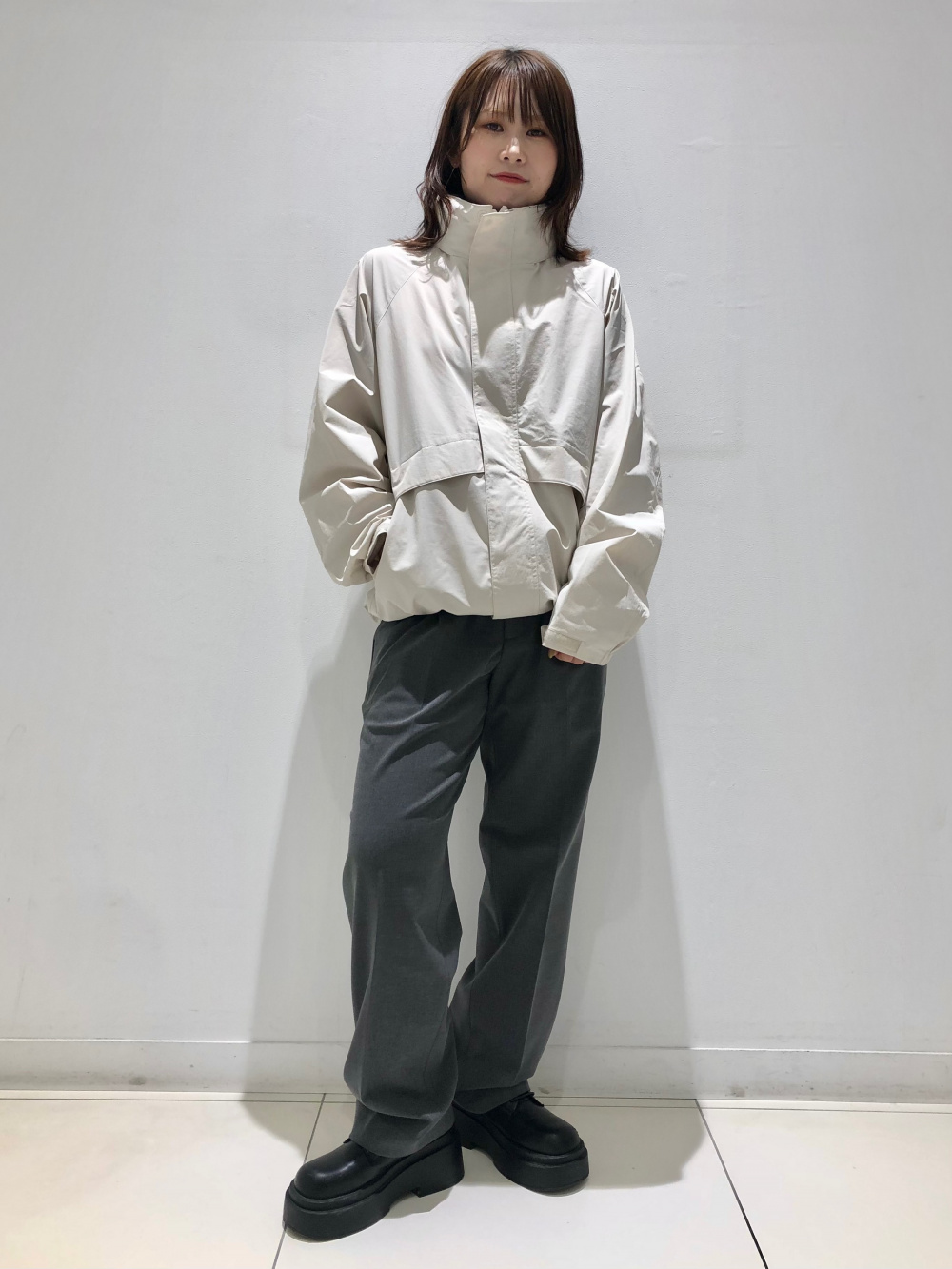 ウィンドプルーフスタンドブルゾン、タックワイドパンツ」の着用