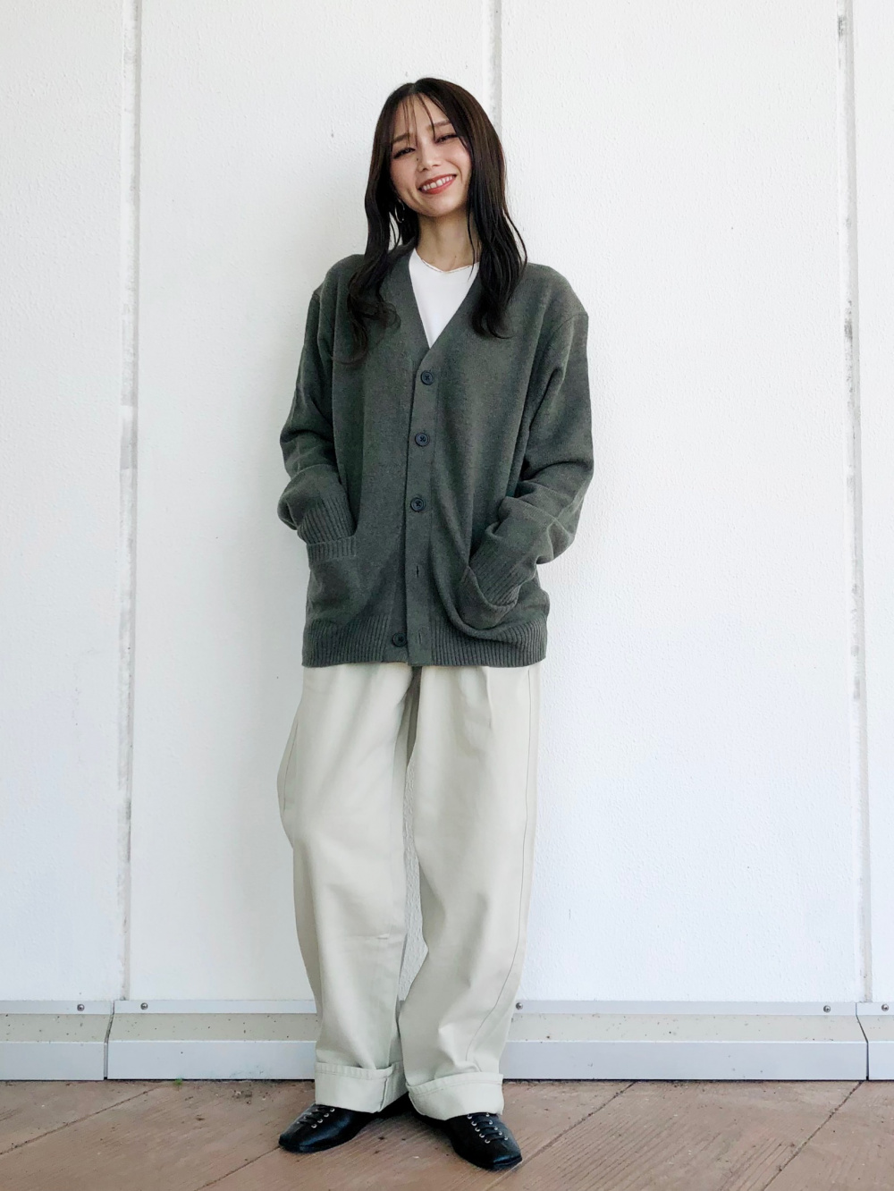ミラノリブシャツカーディガン、デニムタックパンツ」の着用