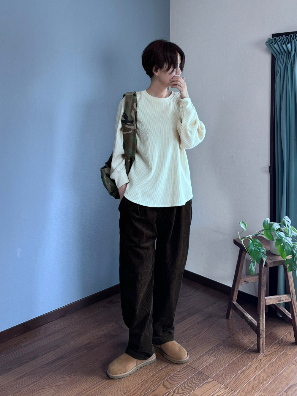 ワッフルT/長袖、コーデュロイタックワイドパンツ」の着用