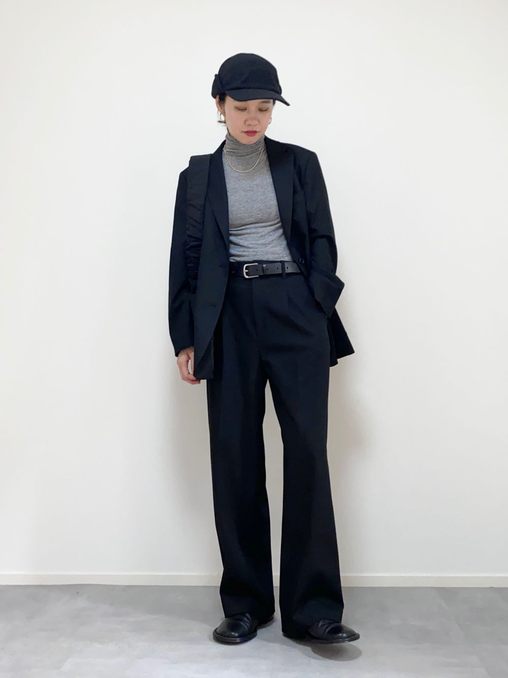 オーバーサイズジャケット、タックワイドパンツ」の着用