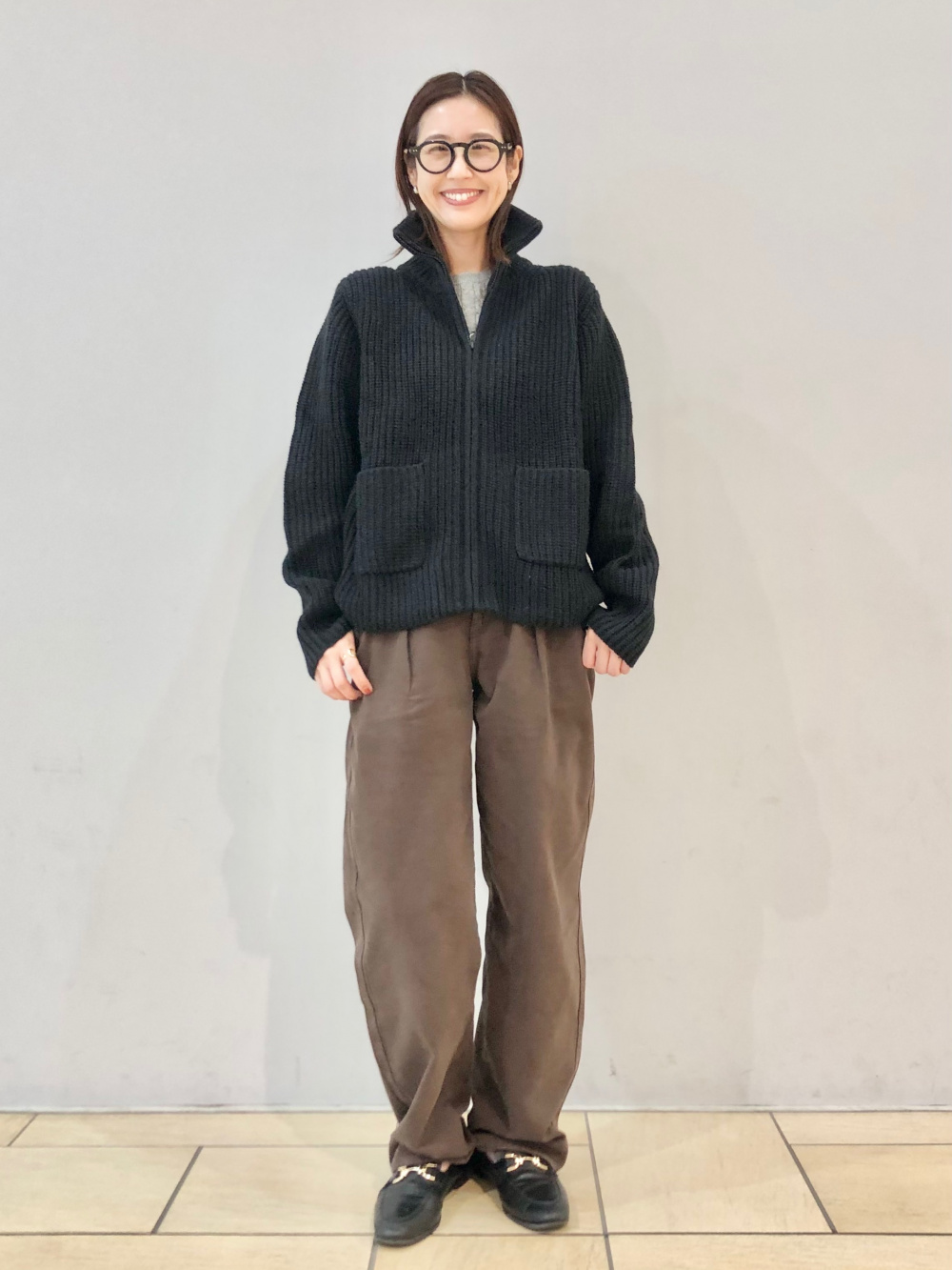 ラムブレンドジップアップジャケット、デニムタックパンツ」の着用