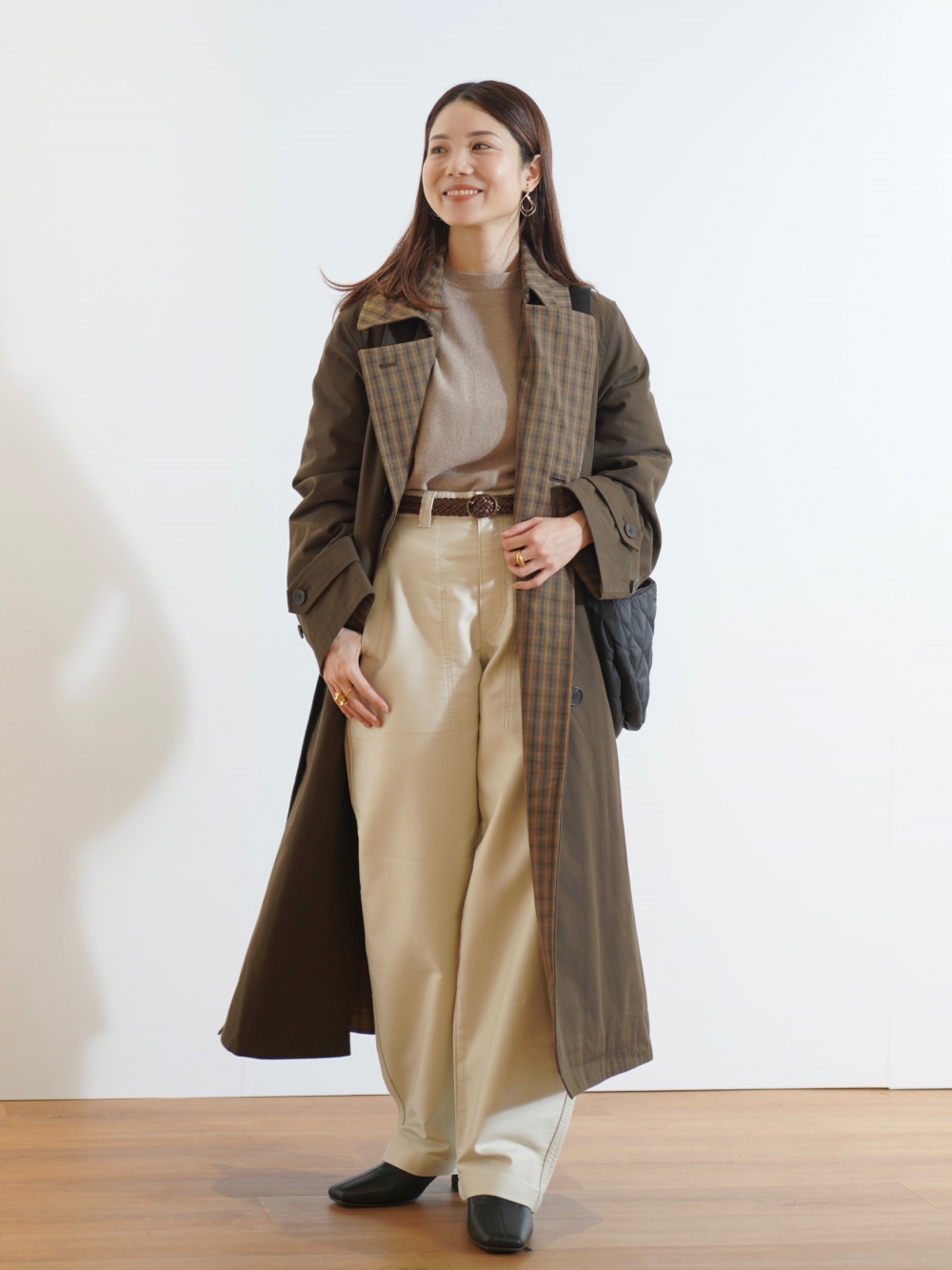 パデッドトレンチコート、リブタイネックセーター」の着用