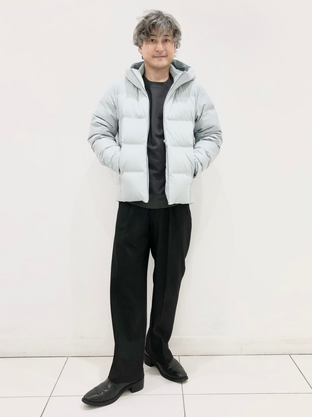 シームレスダウンパーカ、エアリズムコットンスウェットシャツ」の着用