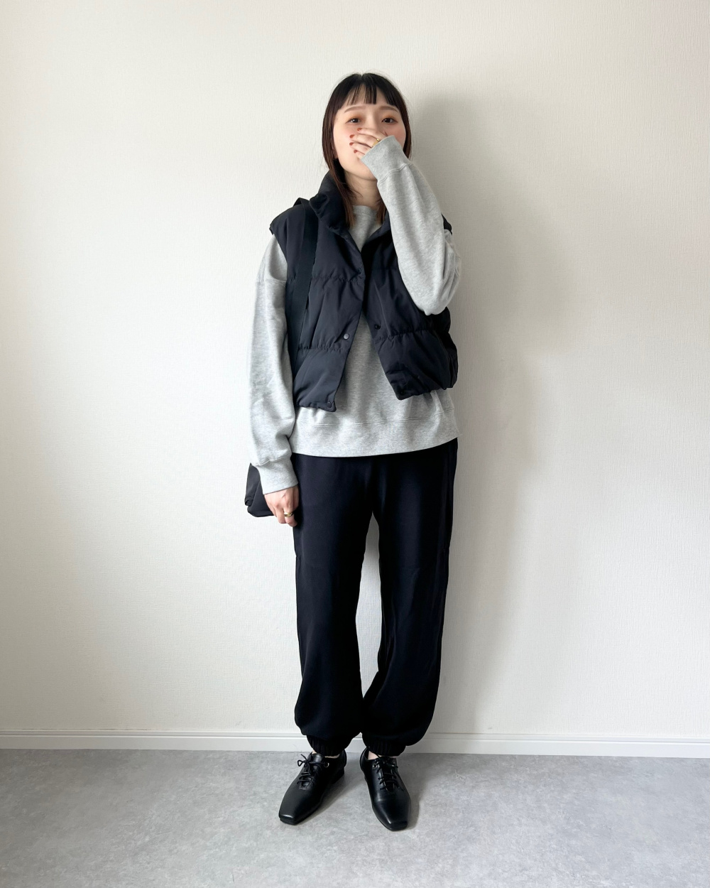 スウェットパンツ、スムースコットンリラックスクルーセーター」の着用