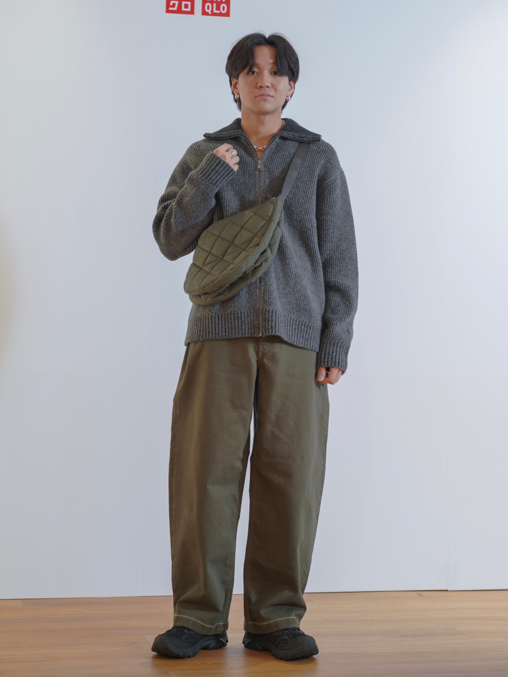 スフレヤーンリブフルジップセーター、タックワイドパンツ」の着用