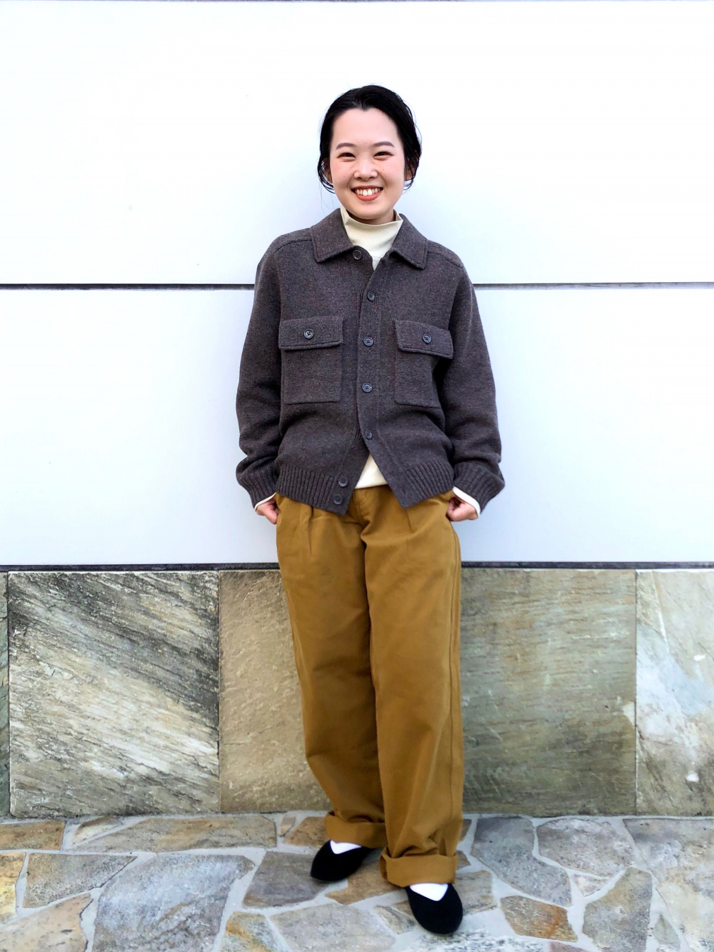 ブラッシュドモックネックTシャツ、ラムニットジャケット」の着用