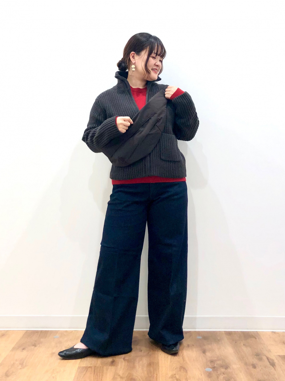 ラムニットジャケット、ドレープイージーパンツ」の着用