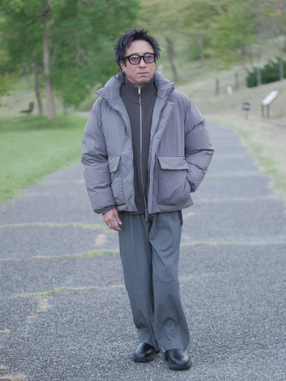 ダブルジャケット、タックワイドパンツ（丈標準68～70cm）」の着用