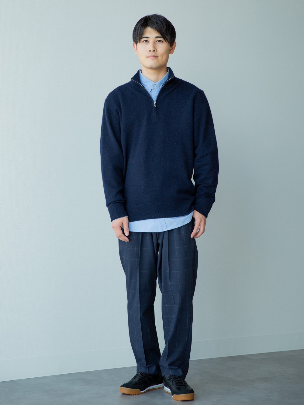 オックスフォードシャツ、カシミヤハーフジップセーター」の着用
