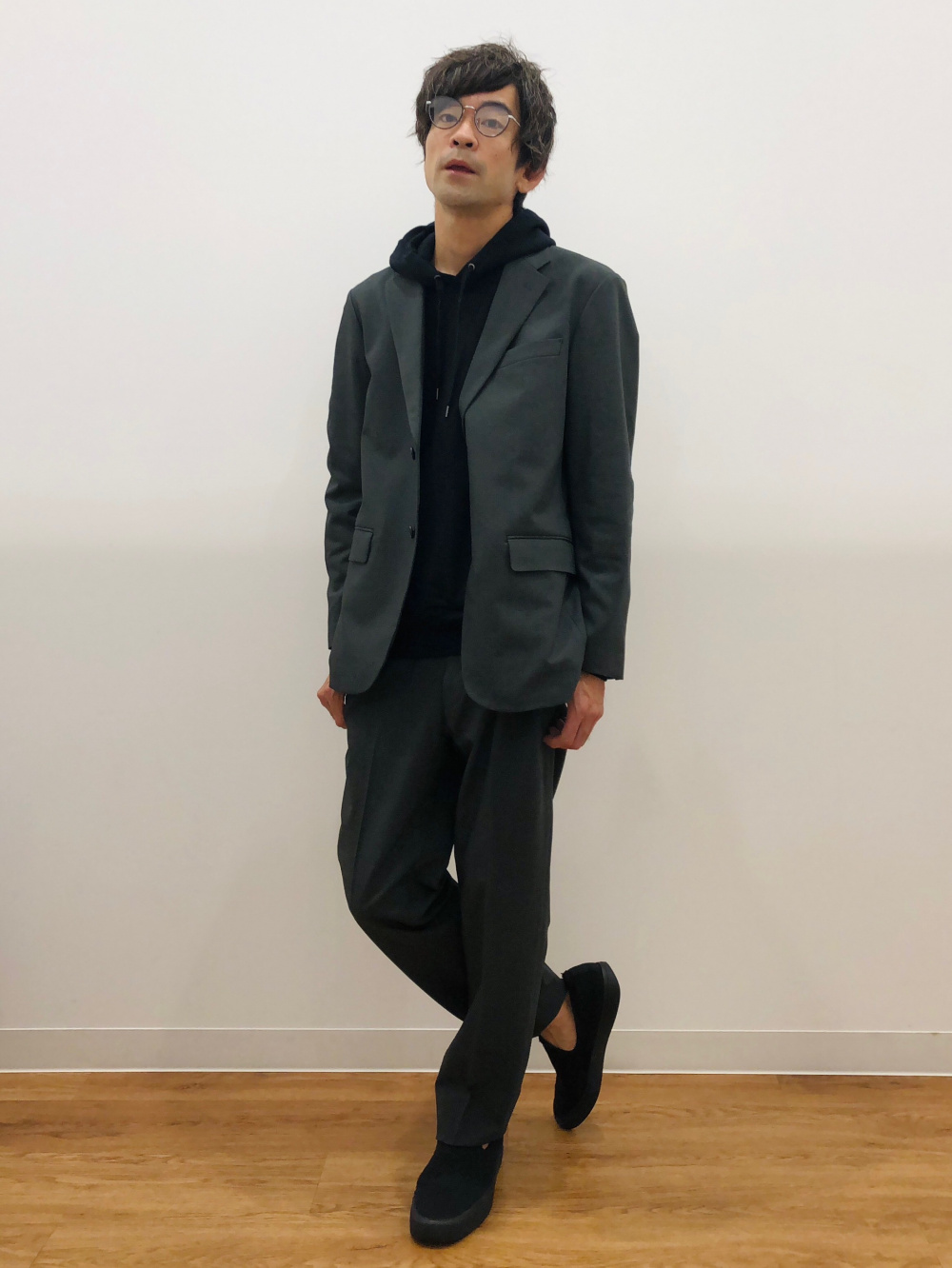 感動ジャケット/ライト、スウェットプルパーカ」の着用