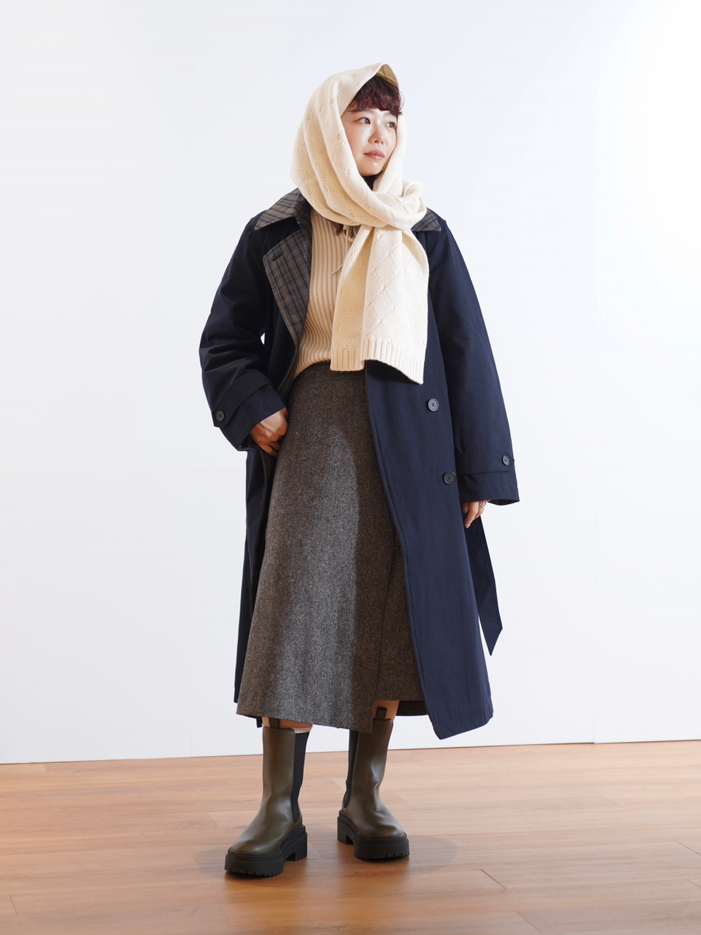 ◾️新品★UNIQLO ユニクロ　パデッドトレンチコート パデッドトレンチコート、2WAYタックストレートパンツ」の着用