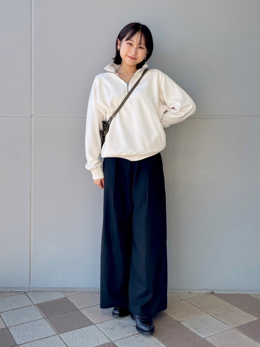 スウェットハーフジップシャツ、タックワイドパンツ」の着用