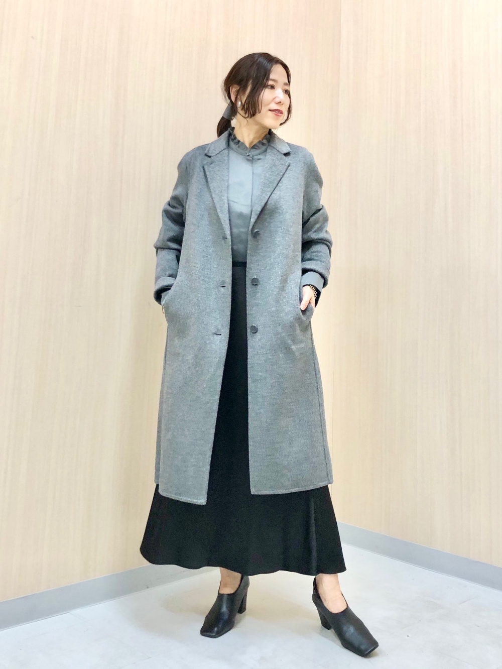 ダブルフェイスチェスターロングコート、サテンフリルブラウス」の着用