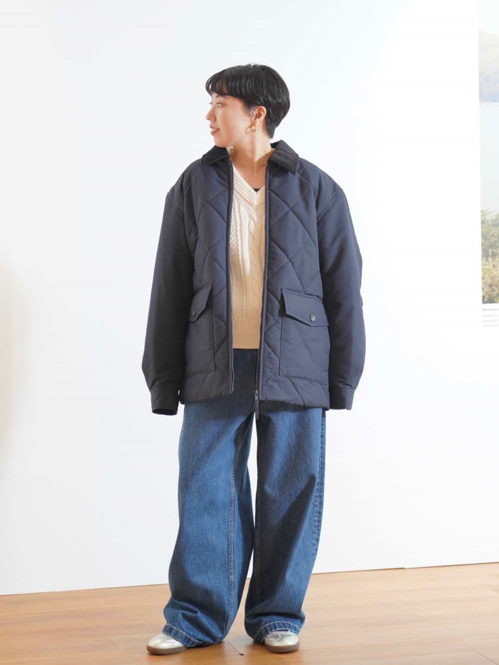 パデッドキルティングブルゾン、ケーブルVネックセーター」の着用