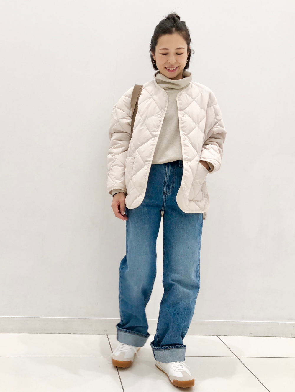 UNIQLO ユニクロ パフテックリラックスジャケット S ナチュラル スウェットプルパーカ、パフテックリラックスジャケット」の着用