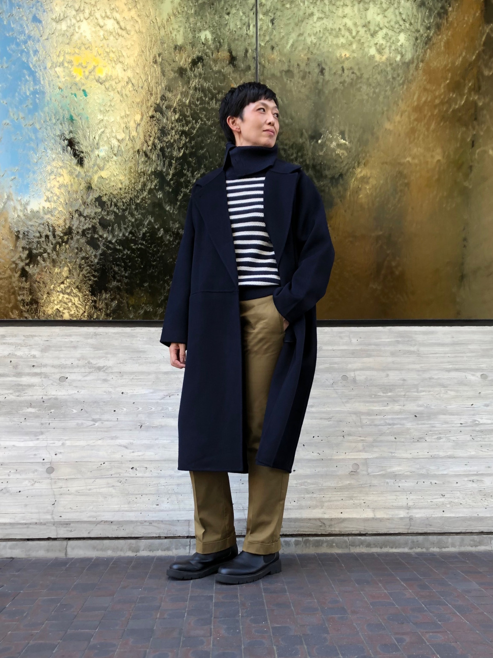 ダブルフェイスロングコート、カシミヤモックネックセーター」の着用