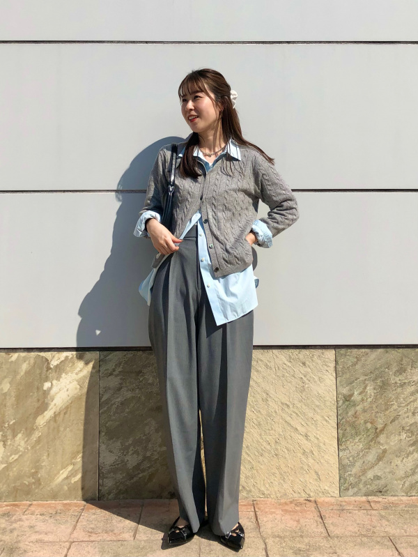 ケーブルクルーネックカーディガン、タックワイドパンツ/ストライプの