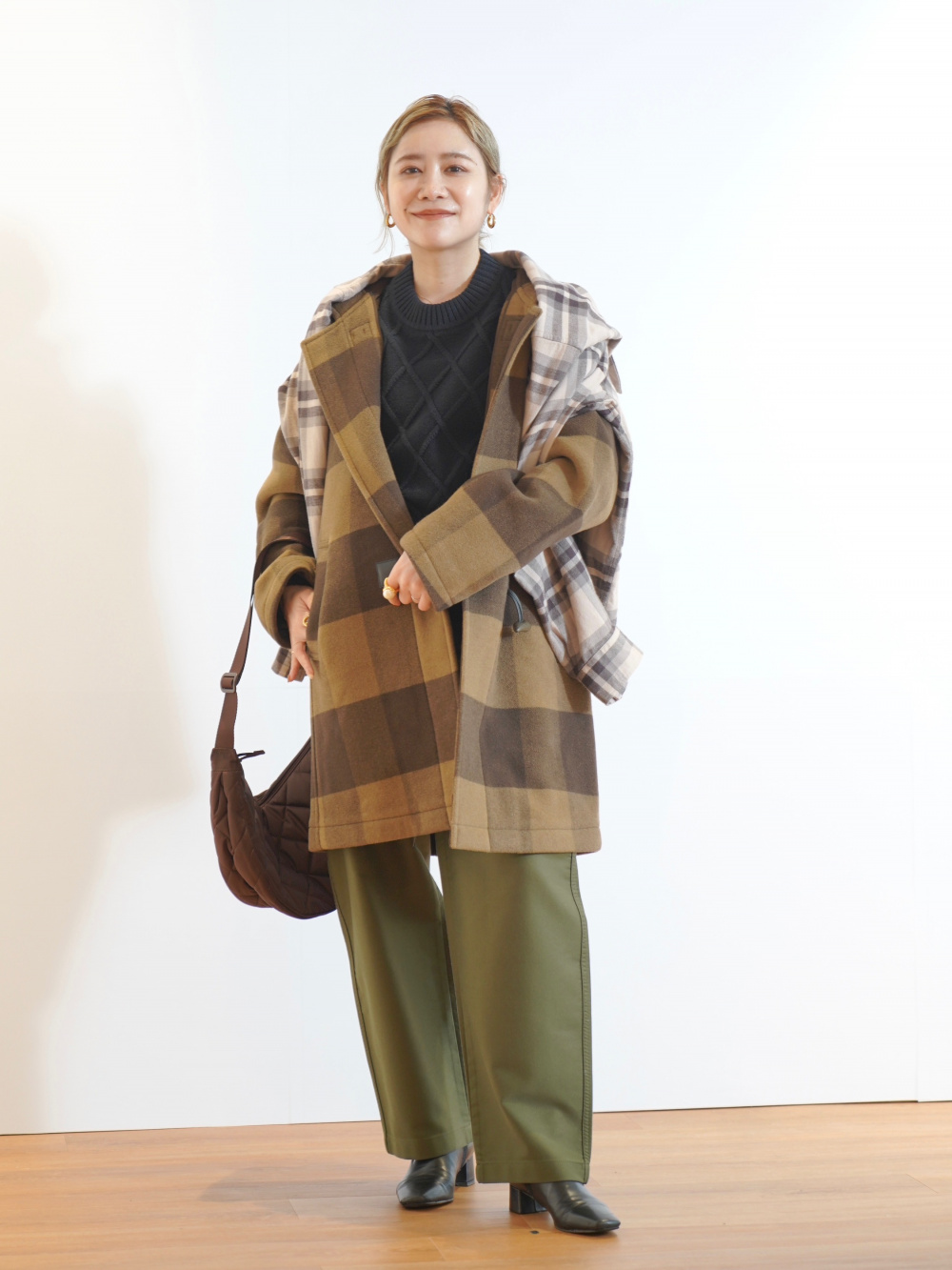 パデッドトレンチコート、リブタイネックセーター」の着用