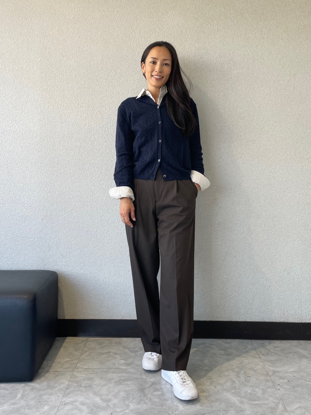 スウェットパンツ、ケーブルクルーネックカーディガン」の着用