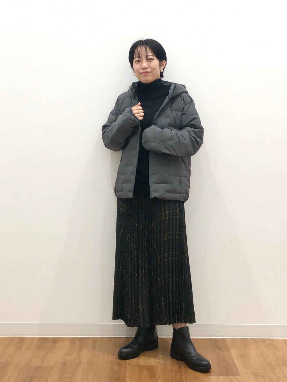 プリーツロングスカート、パフテックキルティングジャケット」の着用