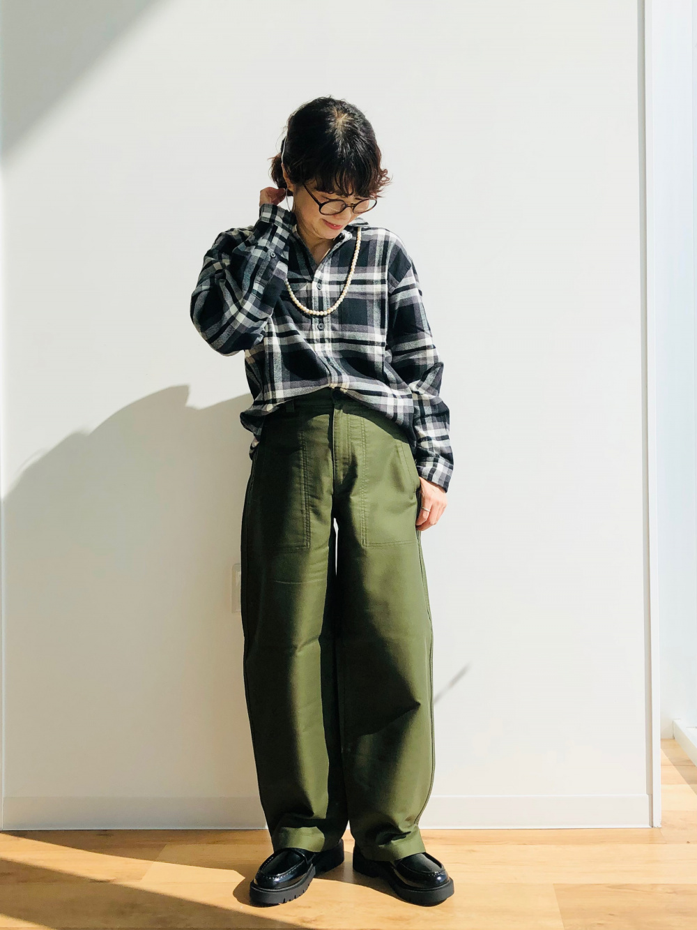 スフレヤーンリブフルジップセーター、カーブパンツ」の着用