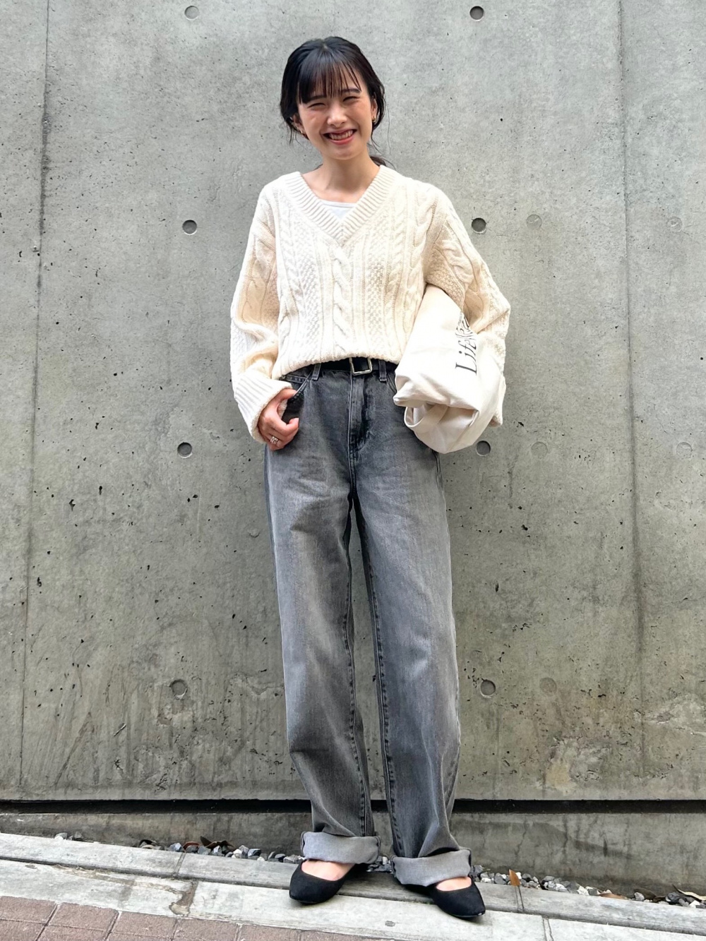 C5447 ワイドニット×デニムコーデ オーバーサイズのニット×ワイドデニムが今っぽい！ゆるっとした
