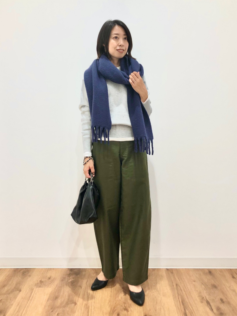 スフレヤーンリブフルジップセーター、カーブパンツ」の着用
