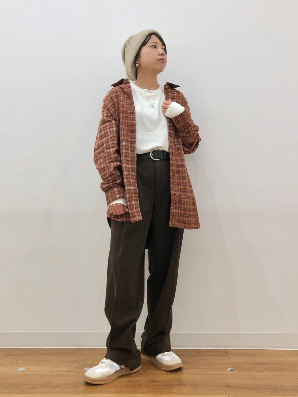 ◾️新品★UNIQLO ユニクロ　パデッドトレンチコート パデッドトレンチコート、2WAYタックストレートパンツ」の着用