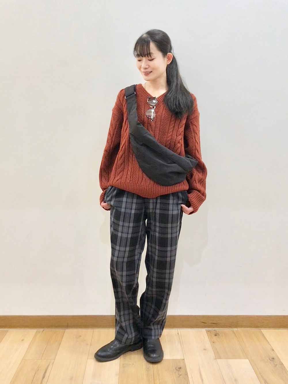ケーブルVネックセーター、ワイドチノパンツ」の着用コーディネート