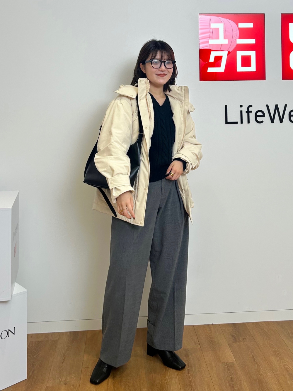 パデッドトレンチコート、2WAYタックストレートパンツ」の着用