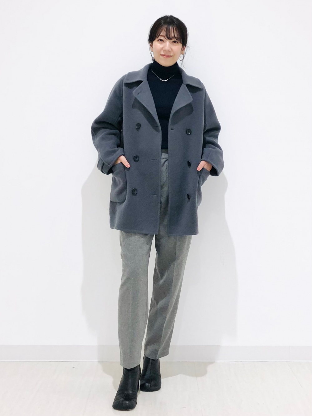 ダブルフェイスハーフコート、ラムハーフジップセーター」の着用