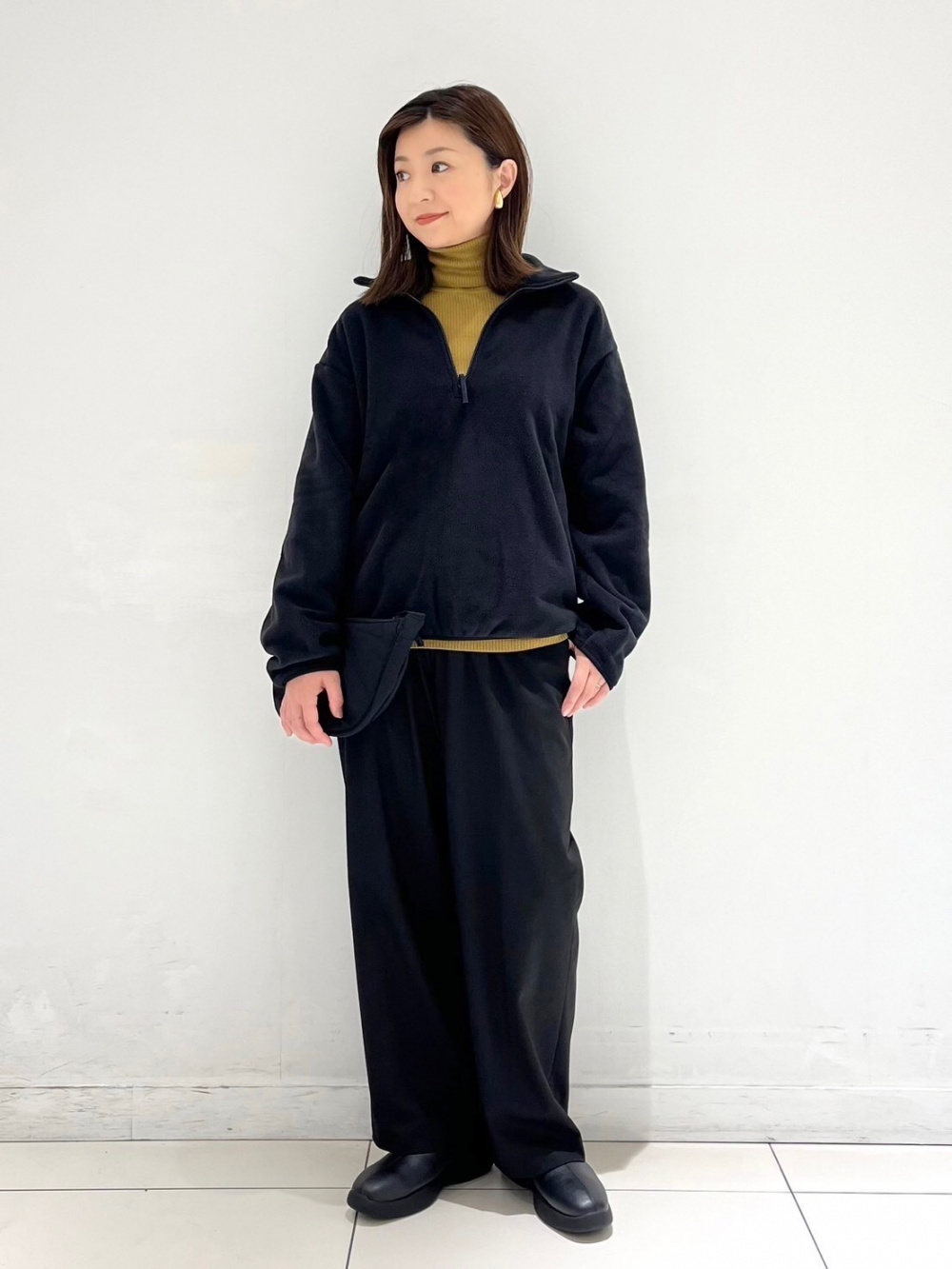 フリースハーフジッププルオーバー、コーデュロイワイドパンツ