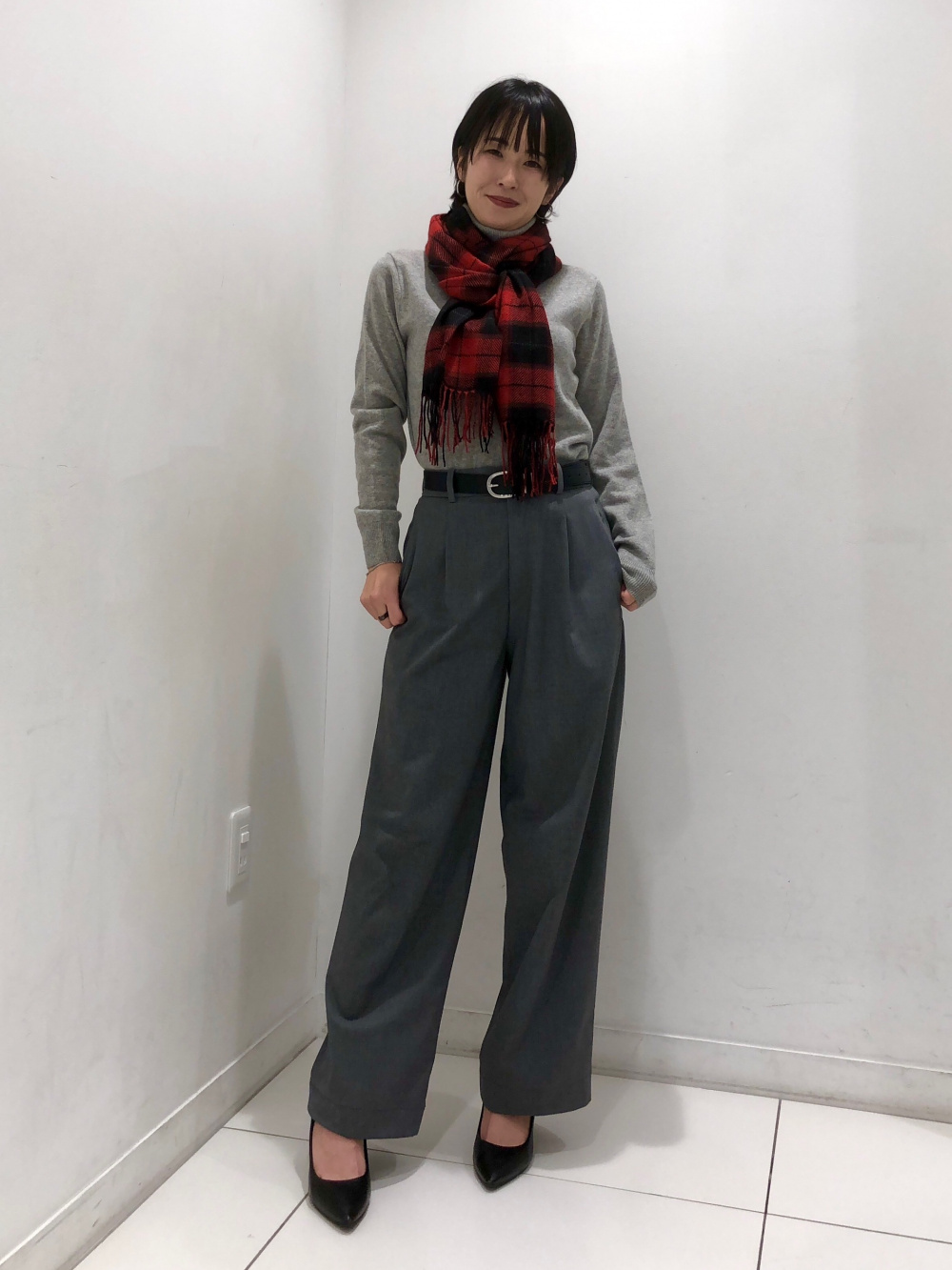 カシミヤタートルネックセーター、ヒートテックマフラー」の着用