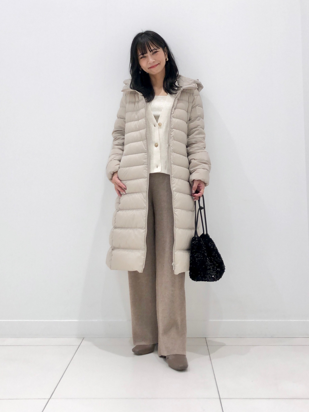 ウルトラライトダウンロングコート、サテンスカート」の着用