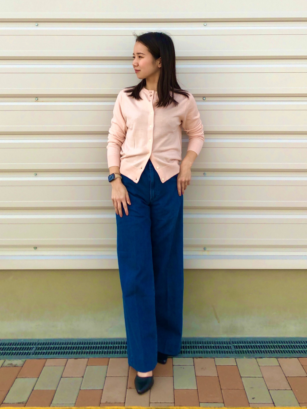 メリノクルーネックカーディガン、ワイドトラウザージーンズ」の着用