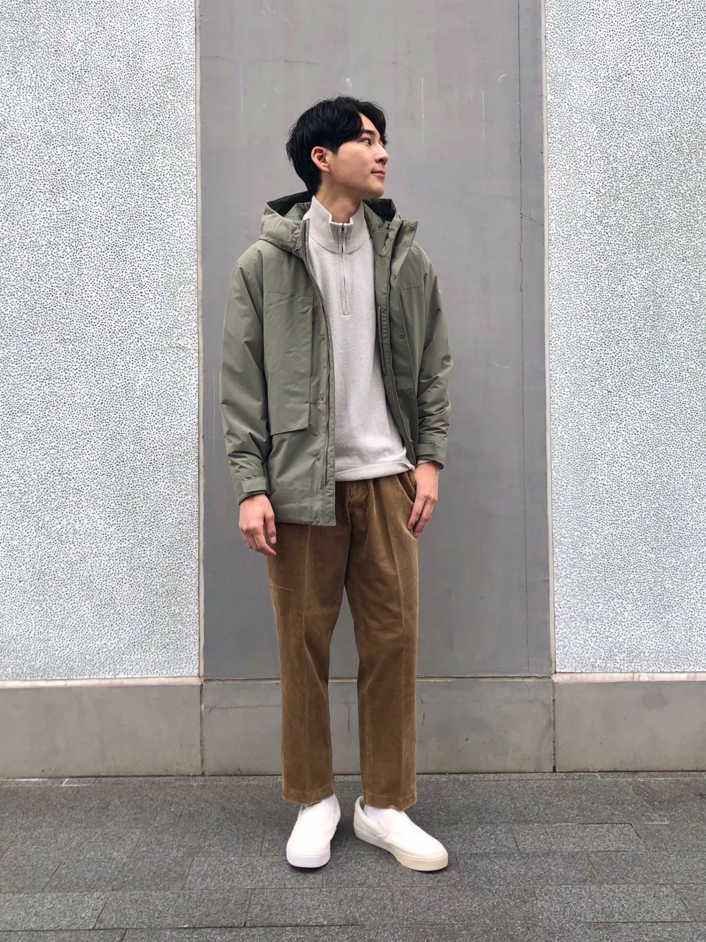 ハイブリッドダウンパーカ、カシミヤハーフジップセーター」の着用