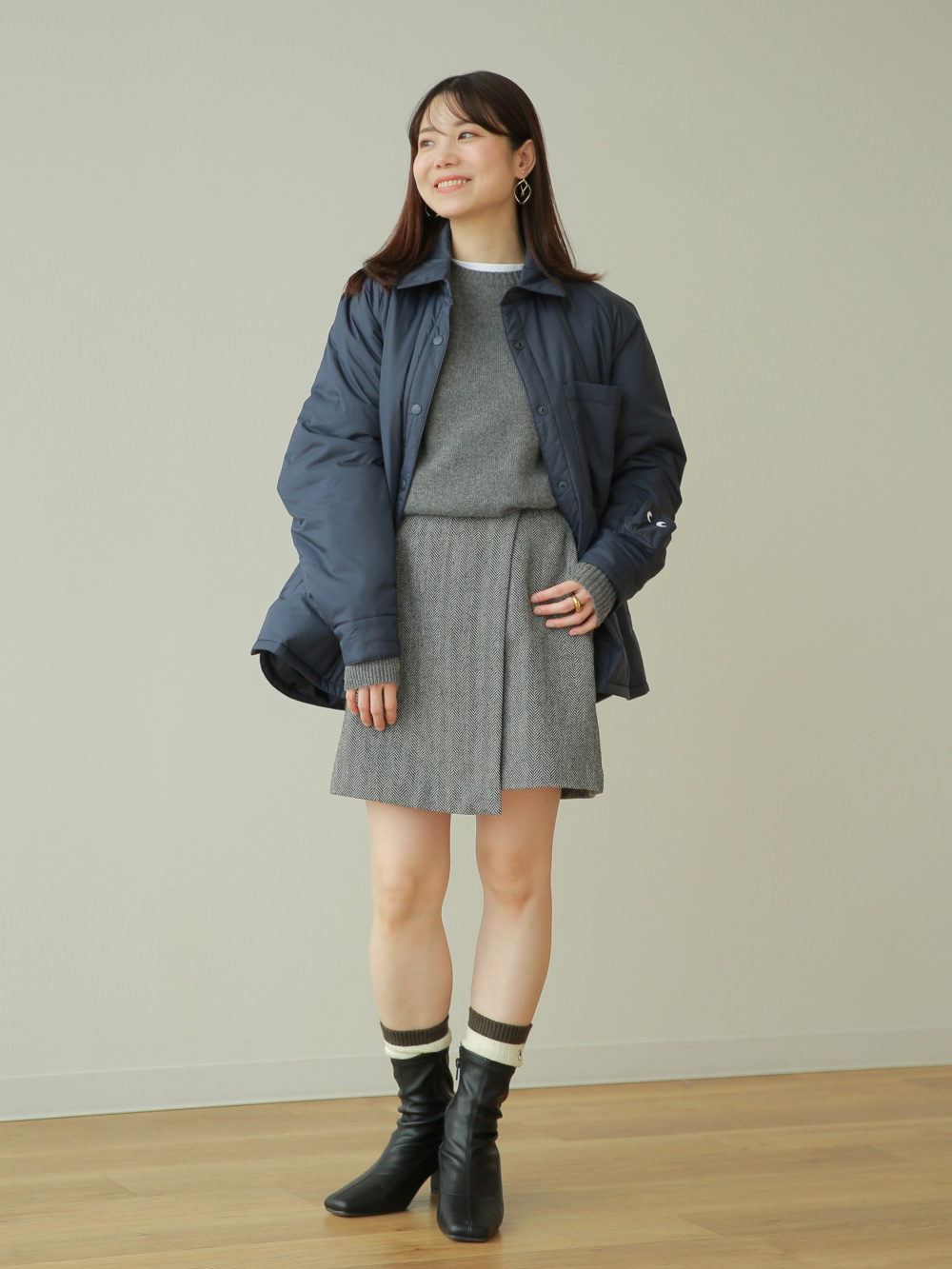 大人も挑戦しやすいミニ丈 UNIQLO（ユニクロ）ツイードスコートを使った秋のモノトーンコーデ｜＠BAILA