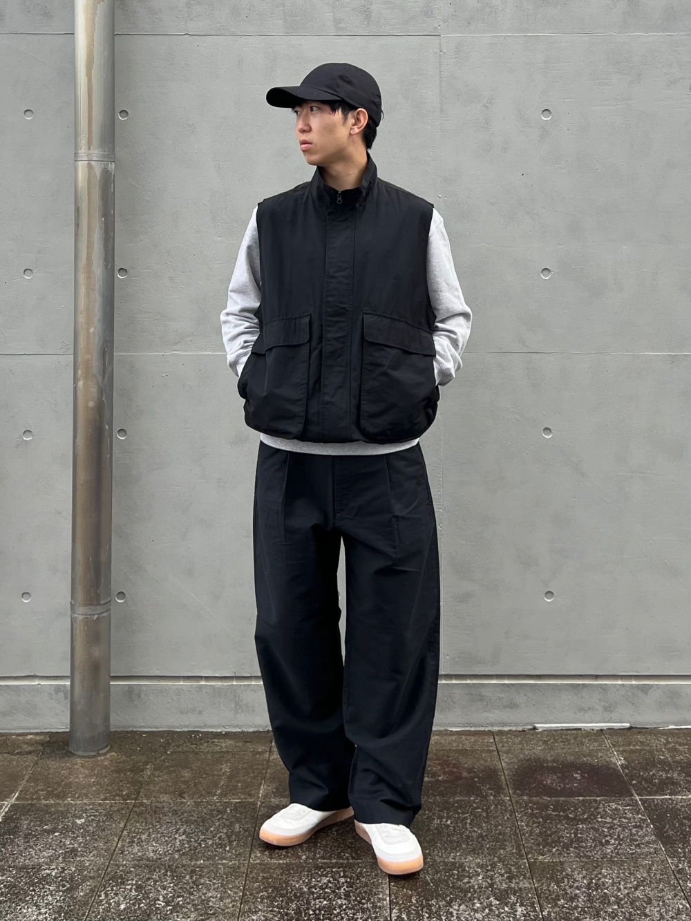 シングルカラーショートブルゾン、タックワイドパンツ」の着用