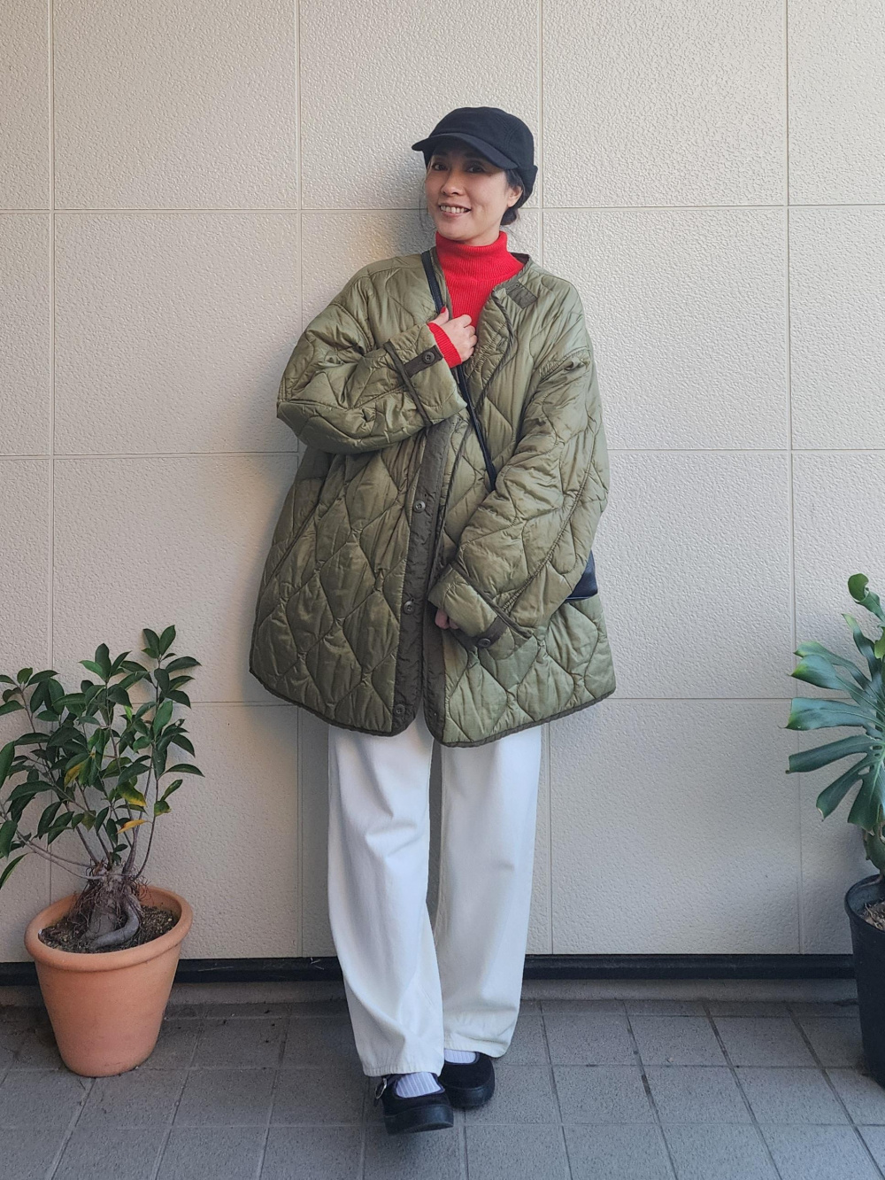 ジャージーリラックスジャケット、ドレープデニムタックパンツ」の着用
