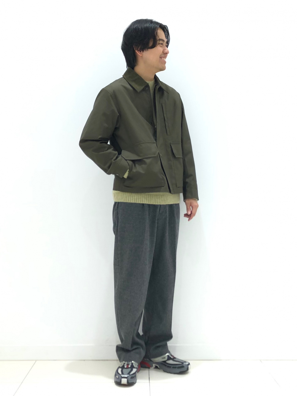 フランネルシャツ/チェック、タックワイドパンツ/ヘリンボーン」の着用