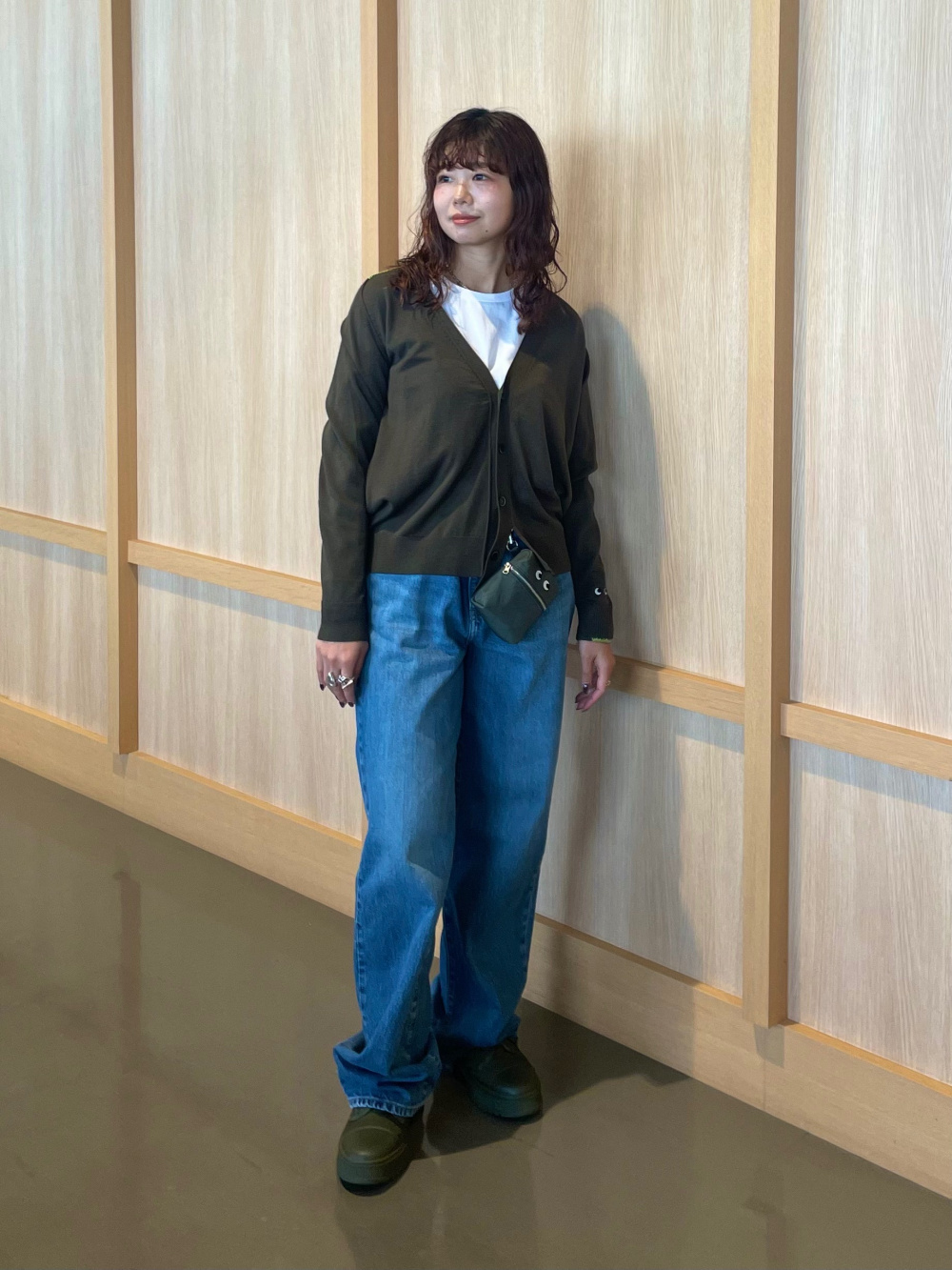 メリノオーバーサイズVネックカーディガン」の着用