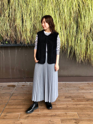 ユニクロ裏ボアベスト☆★ギラギラストーン★☆黒★L ボーダーTシャツ（長袖）、ライトボアフリースベスト」の着用