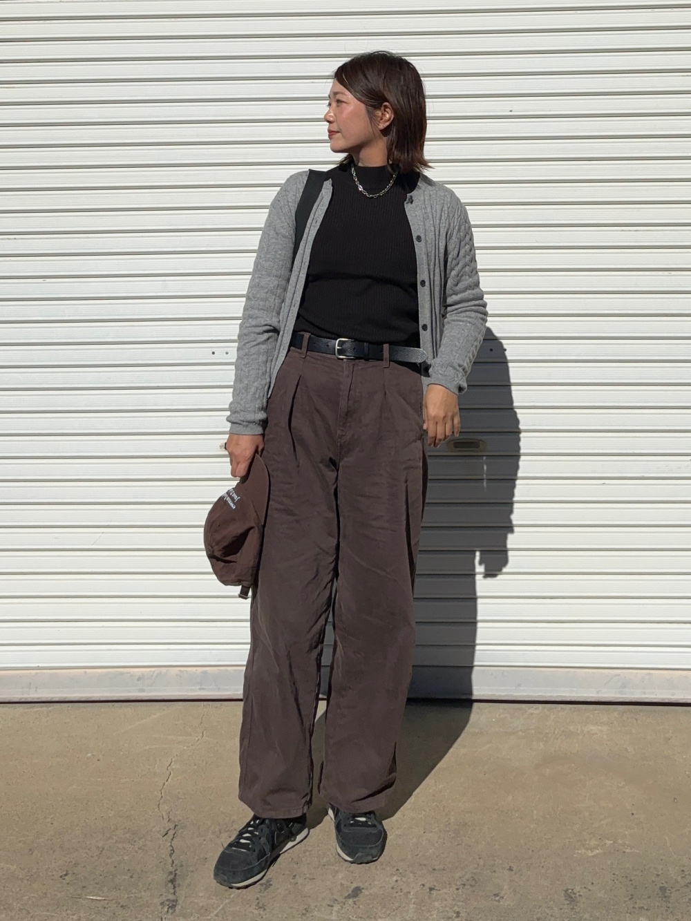 スウェットパンツ、ケーブルクルーネックカーディガン」の着用