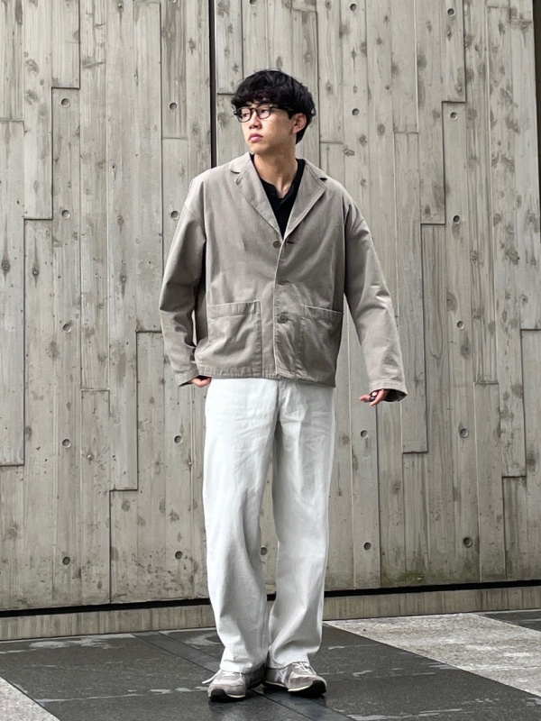 ニットTシャツ、ボクシーテーラードジャケット」の着用